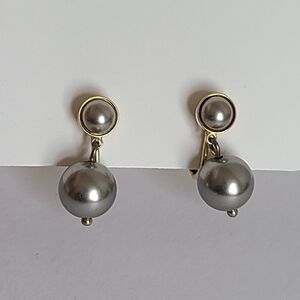 Vintage Joan Rivers Boho Gold Tone Grey Double Pearl Drop Dangle Clip On Earring